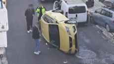 Ίλιον: Τροχαίο με ανατροπή ταξί – Ο οδηγός εγκατέλειψε το όχημα στη μέση του δρόμου