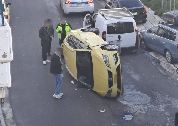 Ίλιον: Τροχαίο με ανατροπή ταξί – Ο οδηγός εγκατέλειψε το όχημα στη μέση του δρόμου