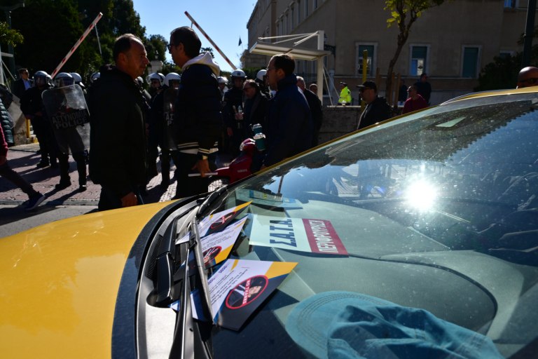 Ταξί: Κλιμακώνουν με νέες απεργίες  – Σκληραίνει την στάση του ο ΣΑΤΑ