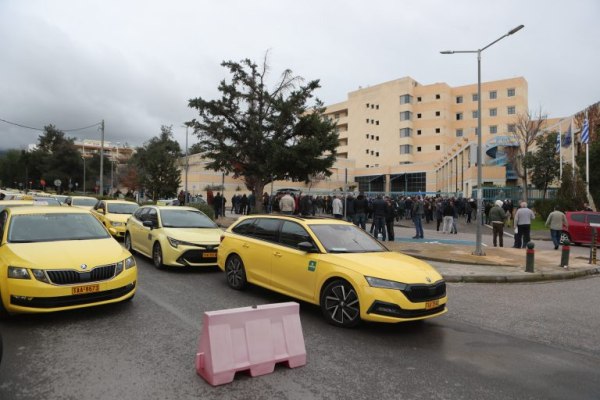 Ταξί: Άκαρπη η συνάντηση με Κυρανάκη – Με «μαραθώνιο» αγώνων προειδοποιεί το ΣΑΤΑ