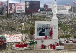 Πλήθος κόσμου στο σημείο του σιδηροδρομικού δυστυχήματος στα Τέμπη – Συγκίνηση και αναπάντητα «γιατί»