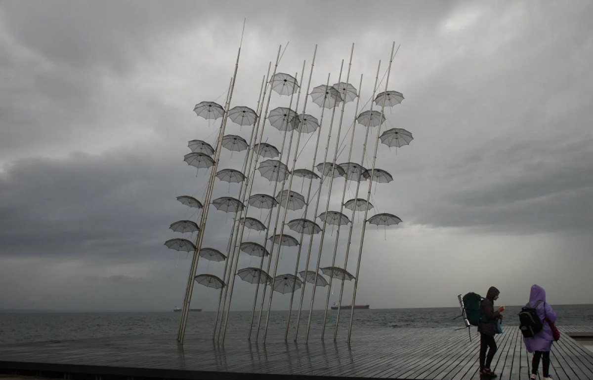 Θυελλώδεις άνεμοι στη Θεσσαλονίκη – Κλήσεις για πτώσεις δέντρων και αντικειμένων δέχθηκε η Πυροσβεστική