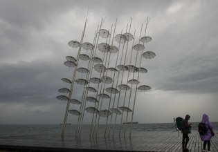 Θυελλώδεις άνεμοι στη Θεσσαλονίκη – Κλήσεις για πτώσεις δέντρων και αντικειμένων δέχθηκε η Πυροσβεστική