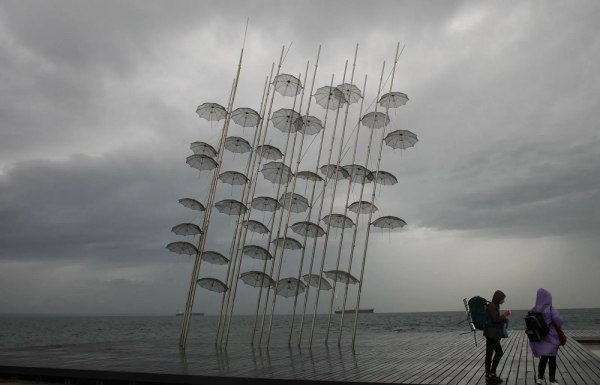 Θυελλώδεις άνεμοι στη Θεσσαλονίκη – Κλήσεις για πτώσεις δέντρων και αντικειμένων δέχθηκε η Πυροσβεστική