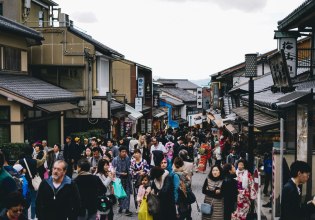Τέλος στην εποχή του «tourists welcome»; Πώς οι χώρες βάζουν φρένο στον υπερτουρισμό
