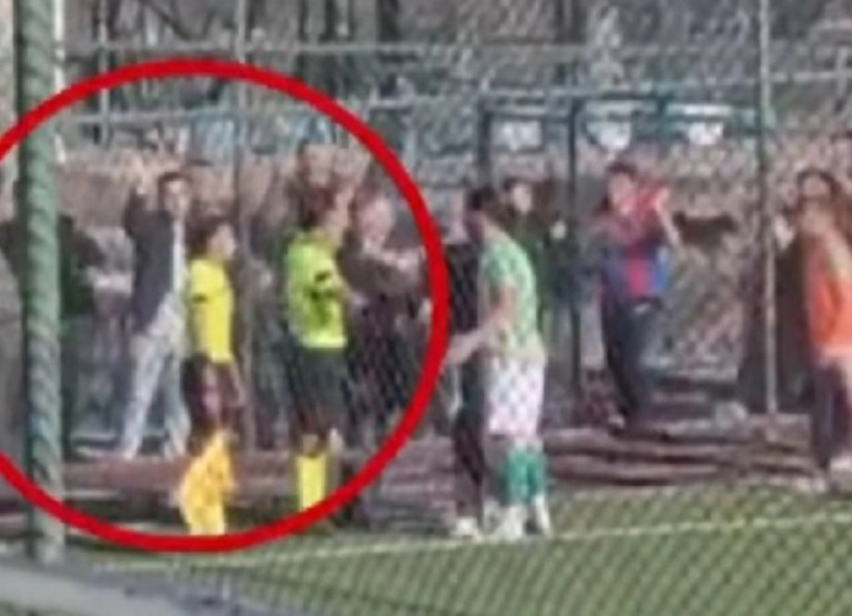 Το είδαμε κι αυτό σε αγώνα ποδοσφαίρου στην Τουρκία: Διαιτητής τραυματίστηκε από ρίψη… πατινιού!