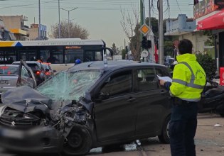 Κυκλοφοριακό κομφούζιο στη Λεωφόρο Θηβών – Φορτηγό προσέκρουσε σε σταθμευμένα, τρεις τραυματίες