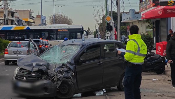 Κυκλοφοριακό κομφούζιο στη Λεωφόρο Θηβών – Φορτηγό προσέκρουσε σε σταθμευμένα, τρεις τραυματίες