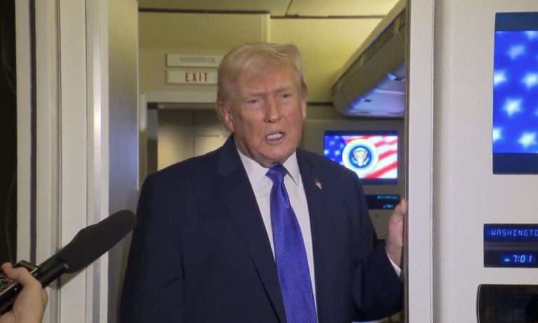 Ο Τραμπ απειλεί εκ νέου το Ιράν ότι θα υποστεί «συνέπειες» εάν δεν κλείσει συμφωνία