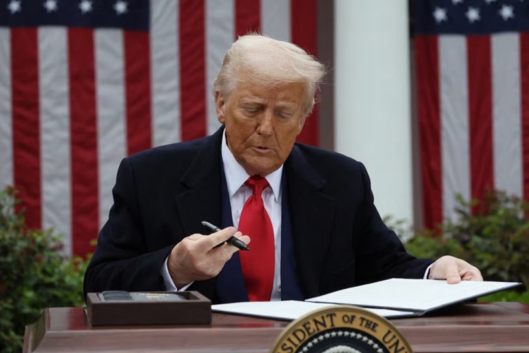 Ο Τραμπ υπέγραψε το διάταγμα για τον νέο παγκόσμιο δασμό 10%