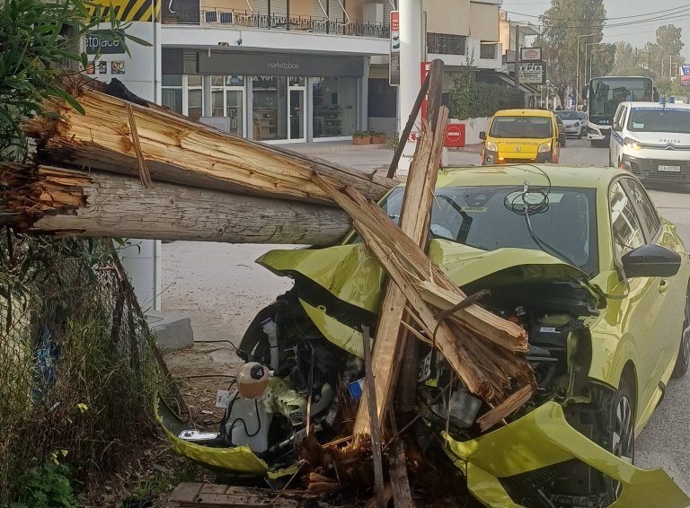 Τροχαίο στα Σπάτα – Έκοψε στα δύο κολώνα ηλεκτροδότησης