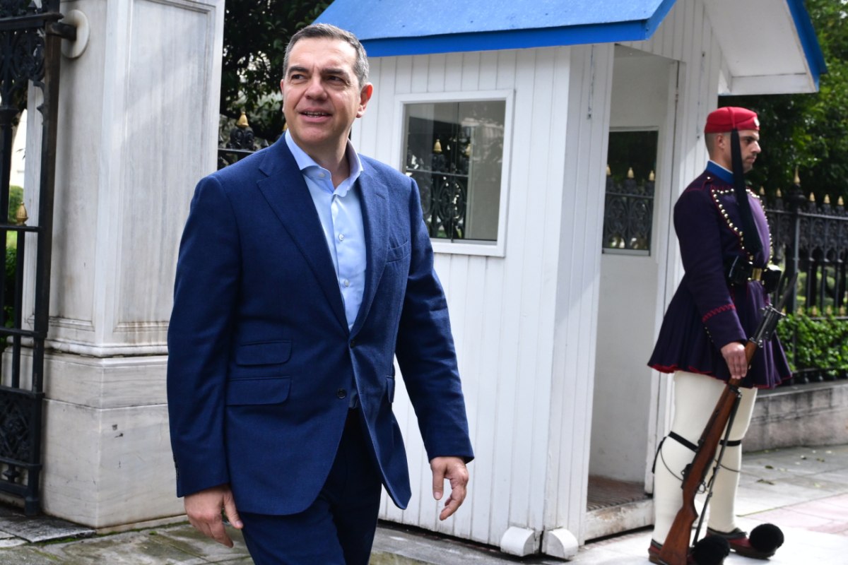 Αλέξης Τσίπρας: Να αγοράσει το ίδρυμα της Βουλής τις φωτογραφίες από την εκτέλεση της Καισαριανής