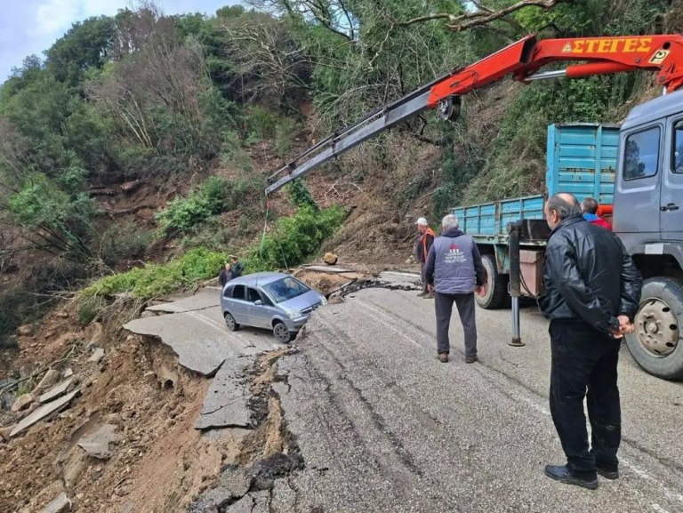 Τζουμέρκα: Δρόμος υποχώρησε στα Πράμαντα και «κατάπιε» ΙΧ – Από θαύμα γλίτωσε ο οδηγός