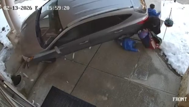 ΗΠΑ: Μεθυσμένη οδηγός έπεσε πάνω σε μητέρα και δύο παιδιά έξω από νηπιαγωγείο – Σοκαριστικό βίντεο