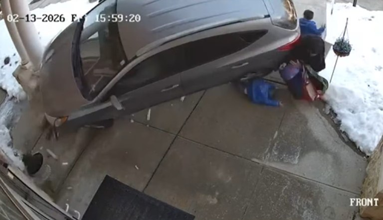 ΗΠΑ: Μεθυσμένη οδηγός έπεσε πάνω σε μητέρα και δύο παιδιά έξω από νηπιαγωγείο – Σοκαριστικό βίντεο