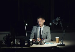 Workmonitor 2026: Δουλεύουν περισσότερο, ελπίζουν λιγότερο οι εργαζόμενοι στην Ελλάδα