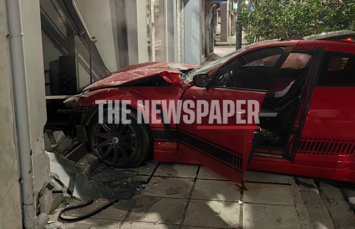 Βόλος: Τρομακτικό τροχαίο – Αυτοκίνητο έπεσε πάνω σε δύο ΙΧ και καρφώθηκε μέσα σε φροντιστήριο