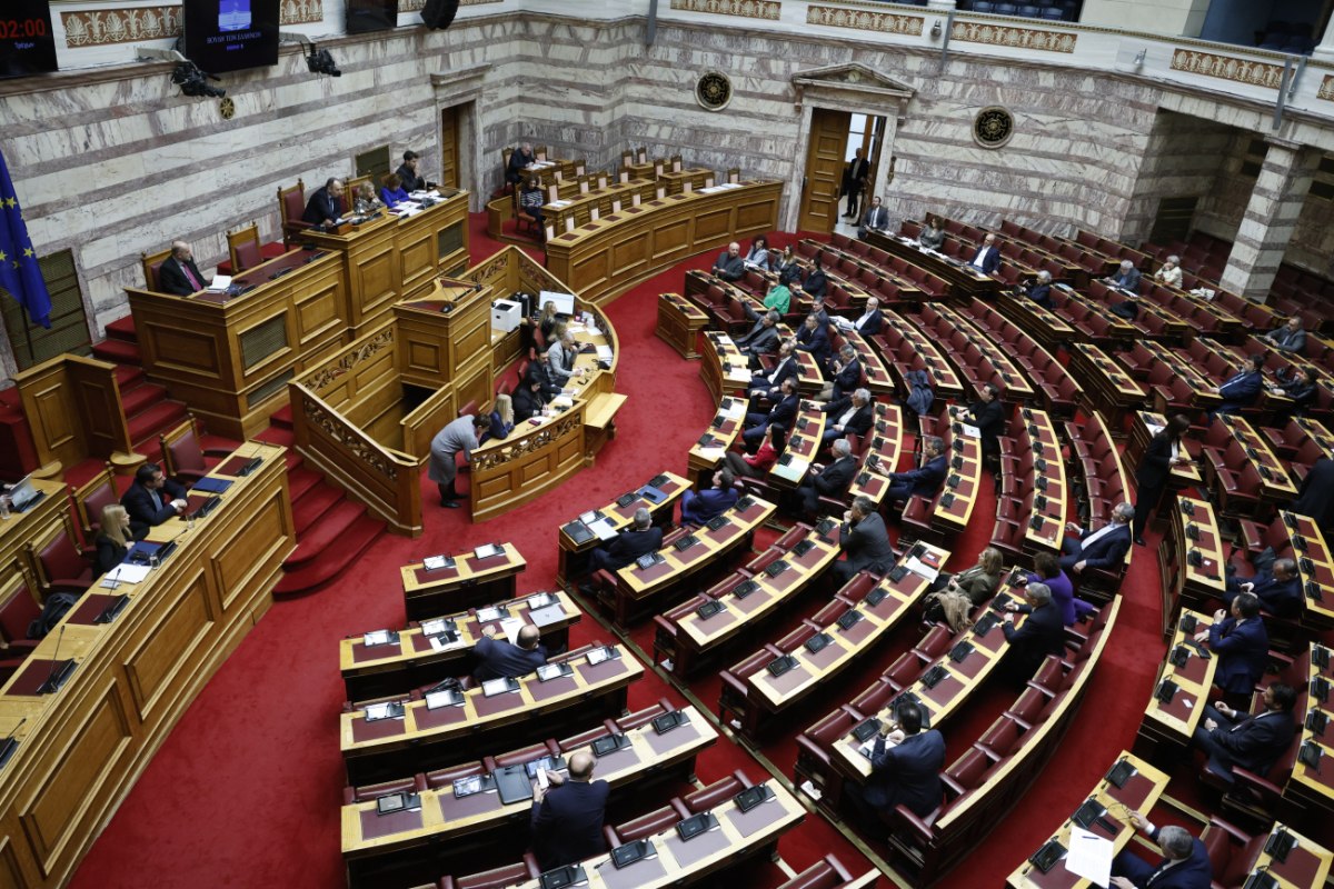 Βουλή: Βαρύ το κλίμα στη συζήτηση για το μεταναστευτικό ν/σ – Αντιπολιτευτικό σφυροκόπημα στον απόηχο της τραγωδίας