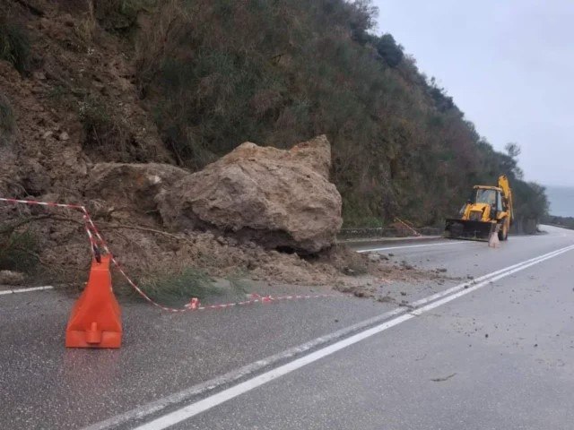εικόνα που δείχνει τους βράχους που αποκολλήθηκαν και έπεσαν στο οδόστρωμα στην Εθνική Οδό Ηγουμενίτσας- Μαυροματίου