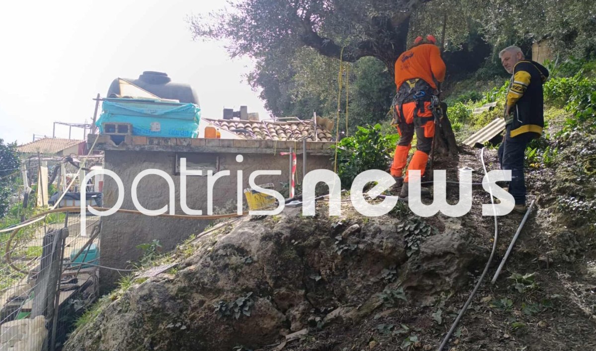 Κατάκολο: Ειδικό συνεργείο για την απομάκρυνση του βράχου που αποκολλήθηκε – Εκκενώθηκαν δέκα κατοικίες