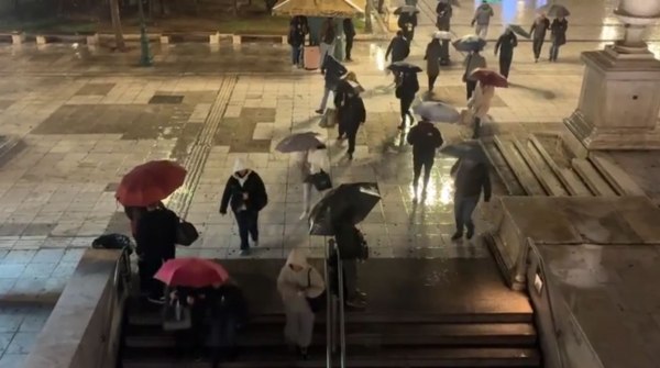 Βρέχει στην Αθήνα – Πώς θα εξελιχθεί η κακοκαιρία – Πού σημειώθηκαν τα μεγαλύτερα ύψη βροχής