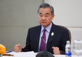 Κίνα και ΕΕ είναι «εταίροι, όχι αντίπαλοι», λέει ο Ουάνγκ Γι