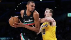 Με ιστορική εμφάνιση του Γουεμπανιάμα οι Σπερς διέλυσαν τους Λέικερς – Τα αποτελέσματα του NBA (vids)