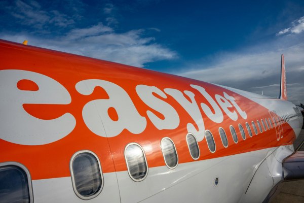 Γιατί η EasyJet λέει «όχι» στις δωρεάν χειραποσκευές της ΕΕ