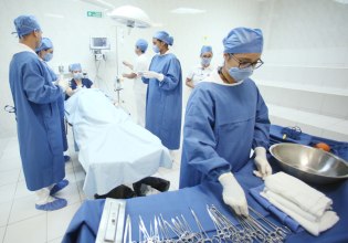 Οι πλαστικοί χειρουργοί στις ΗΠΑ τάσσονται κατά των επεμβάσεων φυλομετάβασης σε ανηλίκους 