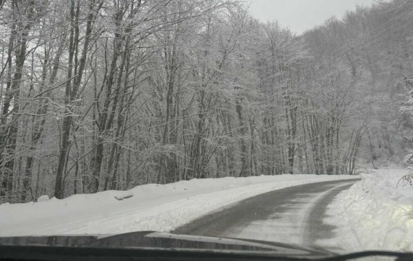Σφοδρή χιονόπτωση στον Λαϊλιά Σερρών – Aυτοκίνητα ακινητοποιήθηκαν, κλήσεις στο 112