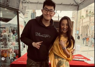 Ο ισχυρός άνδρας της ΚΑΕ Άρης Betsson Ρίτσαρντ Σιάο, με τη Μισέλ Γιο στη βράβευσή της στο Walk of Fame