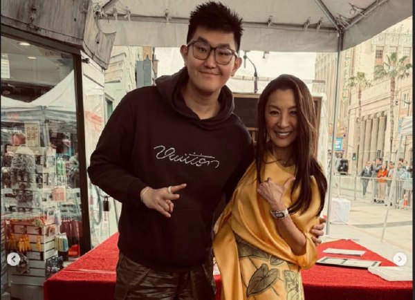 Ο ισχυρός άνδρας της ΚΑΕ Άρης Betsson Ρίτσαρντ Σιάο, με τη Μισέλ Γιο στη βράβευσή της στο Walk of Fame