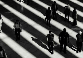 Δημογραφικό: Μακροζωία στην Ευρώπη και γήρανση στην Ελλάδα – Δύο όψεις της ίδιας κρίσης