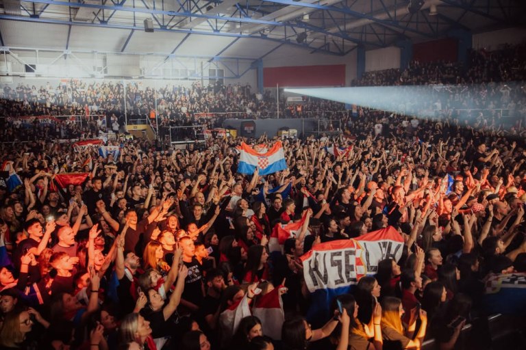 Ναζιστικοί χαιρετισμοί σε συναυλίες Κροάτη τραγουδιστή στη Βοσνία – Έρευνα από τις Αρχές