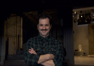 Ο Βαλάντης Φράγκος μάς μιλά για την «Χαμένη Άνοιξη», την παράσταση «έκπληξη» της σεζόν