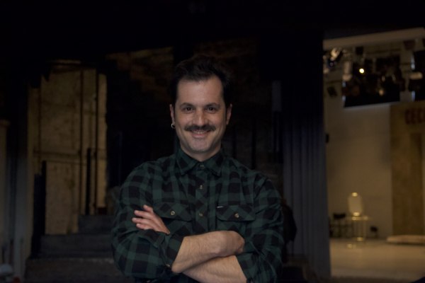 Ο Βαλάντης Φράγκος μάς μιλά για την «Χαμένη Άνοιξη», την παράσταση «έκπληξη» της σεζόν