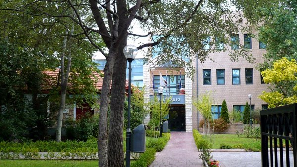 Τι λέει ο Δήμος Βριλησσίων για την ανατροπή απορριμματοφόρου του Δήμου στην περιφερειακή Αιγάλεω