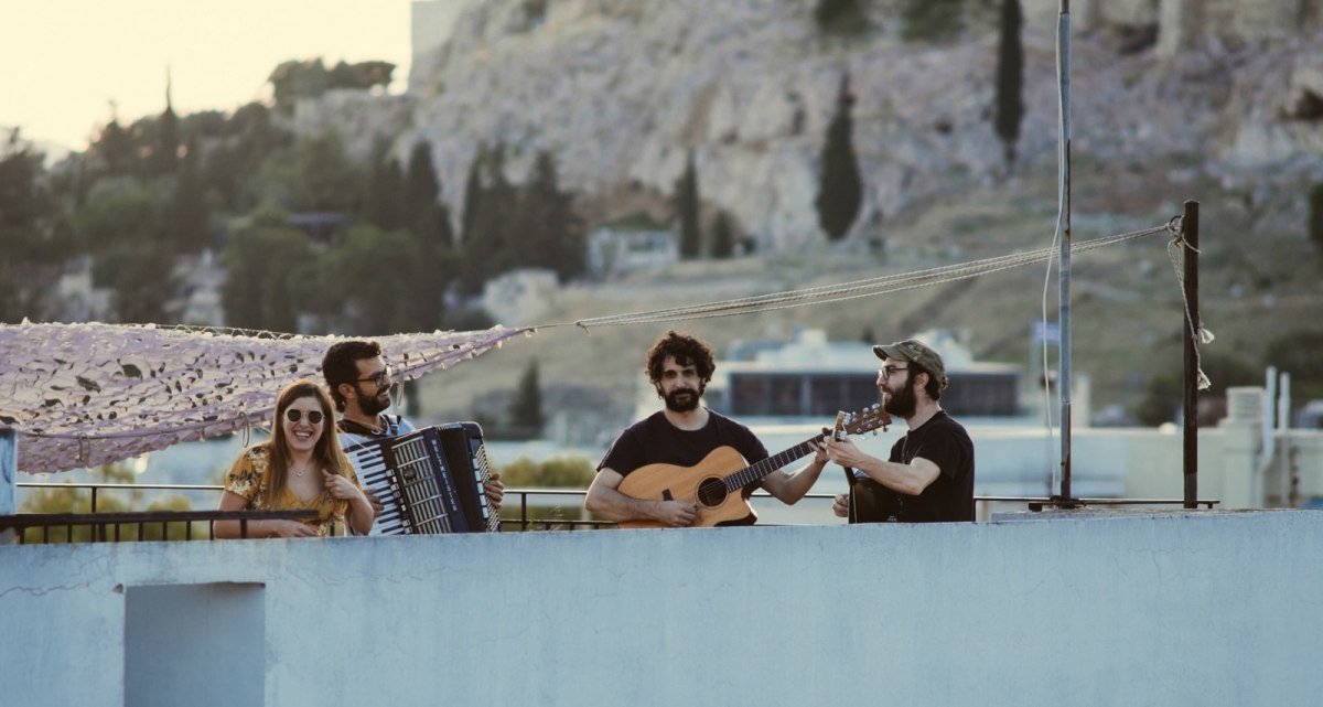 Η Ιουλία Καραπατάκη και οι Αταρ του Ταρ live στο Κύτταρο