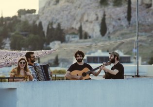 Η Ιουλία Καραπατάκη και οι Αταρ του Ταρ live στο Κύτταρο