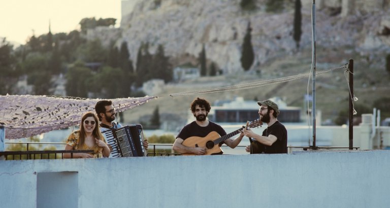 Η Ιουλία Καραπατάκη και οι Αταρ του Ταρ live στο Κύτταρο