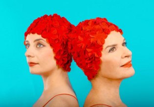 «Κολυμπώντας στον αέρα»: Πρεμιέρα στο θέατρο 104