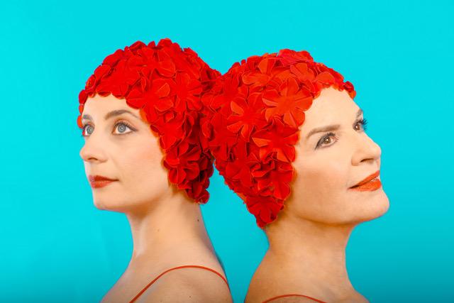 «Κολυμπώντας στον αέρα»: Πρεμιέρα στο θέατρο 104