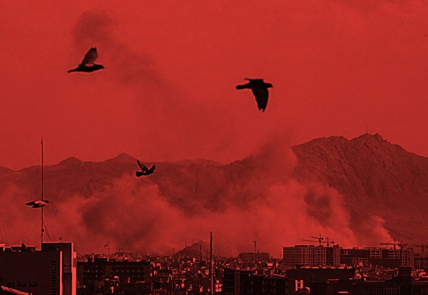 Η ειρήνη ήταν σε απόσταση αναπνοής, και τότε οι ΗΠΑ και το Ισραήλ επιτέθηκαν στο Ιράν