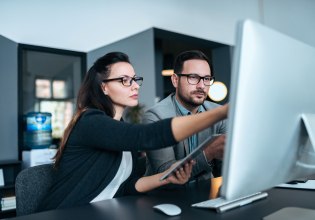 Eurostat: Ποιοι πτυχιούχοι δυσκολεύονται περισσότερο στην εύρεση σχετικής εργασίας