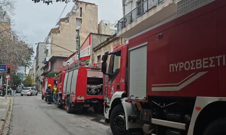Φωτιά σε ακατοίκητο κτίριο στο Μεταξουργείο – Κατέρρευσε τμήμα της στέγης