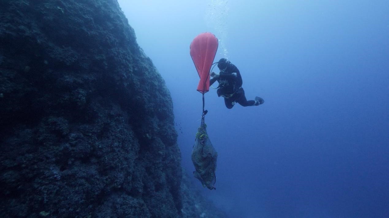 Ανέλκυση-αμφορέα-από-το-ναυάγιο