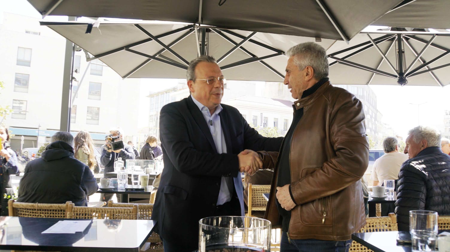 Ο Σωκράτης Φάμελλος με πολίτες στη Λαμία