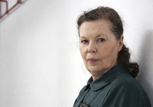 «Ο ουρανός κατακόκκινος στον γαλαξία της Αναγνωστάκη», με τη Ρούλα Πατεράκη στο θέατρο Ψυρρή