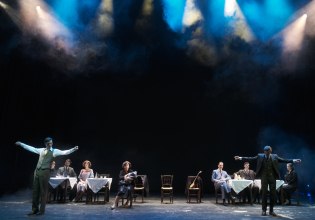 Η «Αστόρια» άνοιξε αυλαία στο Θέατρο Παλλάς – Ένα υπερθέαμα που δεν φοβάται να είναι μεγάλο σε κλίμακα, διάρκεια και φιλοδοξία