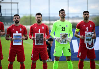 Ανατριχίλα από το Ιράν: Ο Ταρέμι και οι συμπαίκτες του με φωτογραφίες παιδιών-θυμάτων του πολέμου (Pics, Vid)